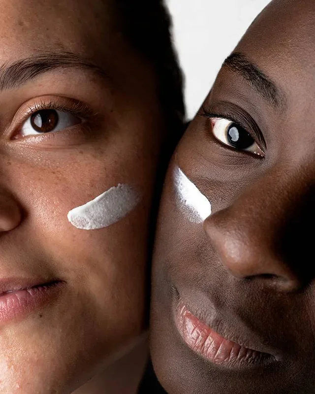 Does applying sunscreen correlate with skin color?