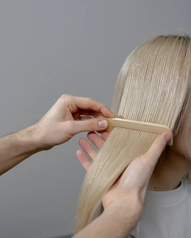 Does castor oil cause yellowing of hair?