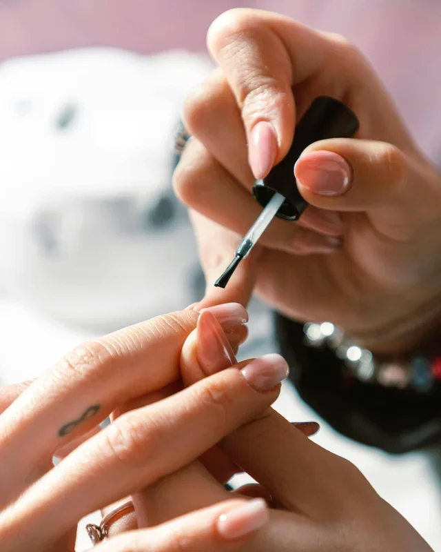Nails: how to properly apply polish?